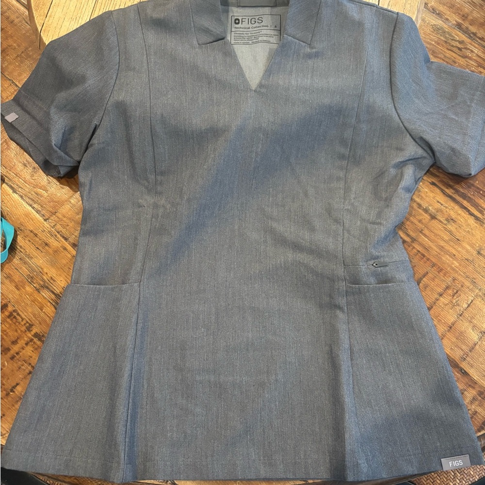 Figs Women's Short-Sleeve Medical Scrub Top in Steel Gray